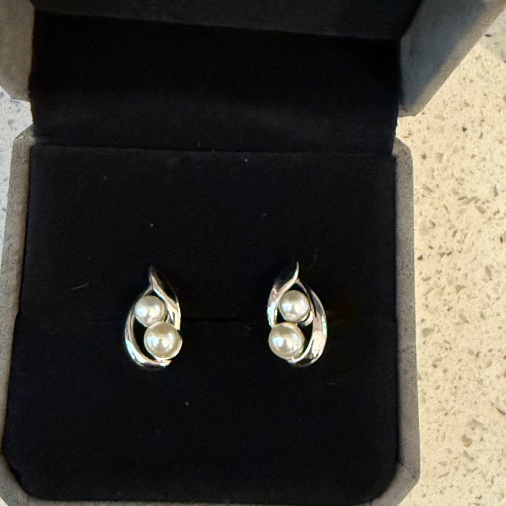 Elegant Silver Pearl Earrings